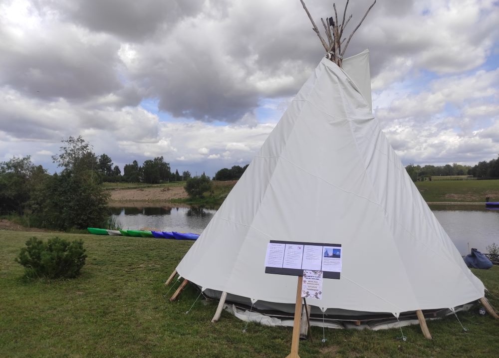 tipis-prie-tvenkinio-su-zvejybos-vietomis-1000×718